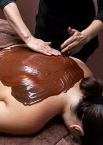 mujer en sesión de Chocolaterapia en neo spa puerto rico