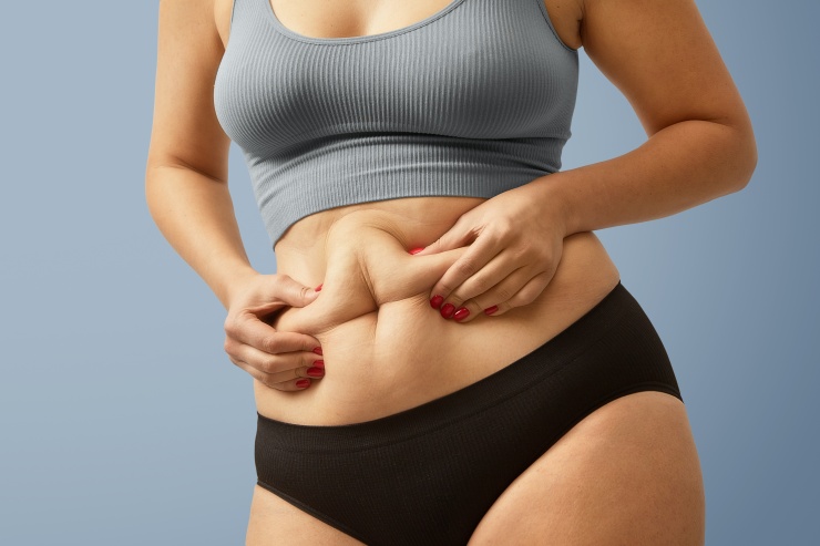 mujer buscando tratamientos para eliminar flacidez abdominal sin cirugía